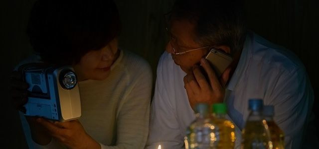 停電のなか不安に過ごす夫婦