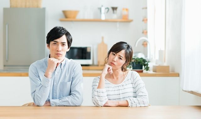 悩む夫婦