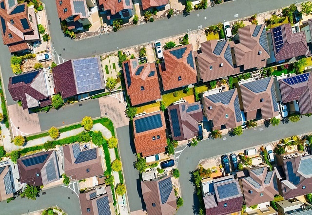 たくさんの住宅の屋根に太陽光発電